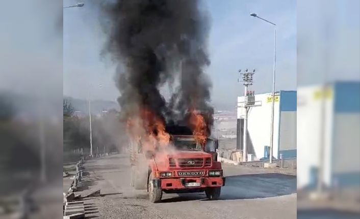 Aynı noktada yarım saat arayla iki kamyon yandı