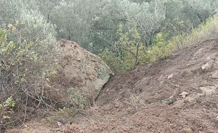 Ayvacık’ta düşen kaya parçası toprak kaymasına sebep oldu