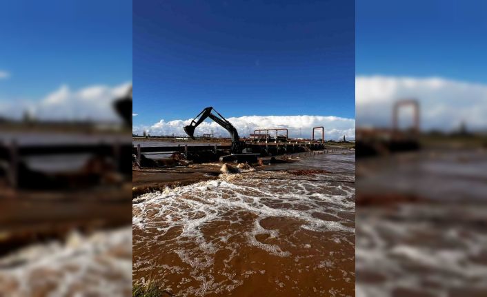 Ayvacık’ta taşan çay için çalışmalar devam ediyor