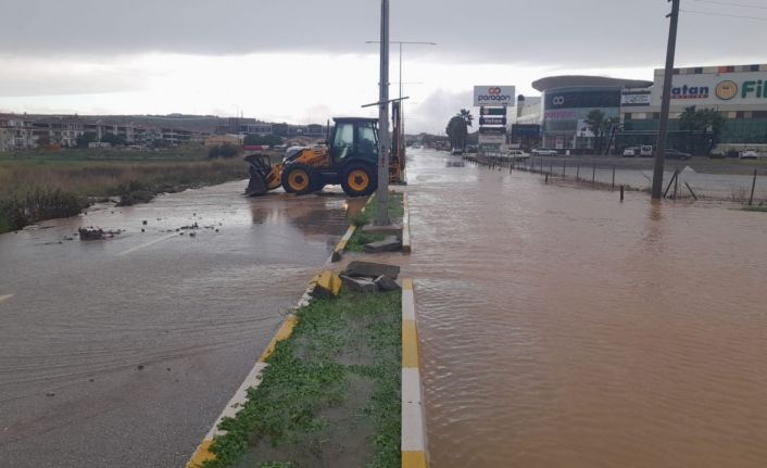 Ayvalık’ta metrekareye 105.3 kilogram düşen yağış hayatı felç etti