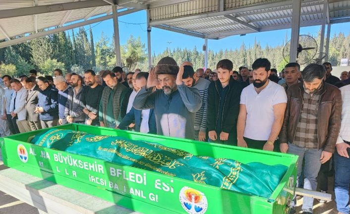 Baba, kazada ölen oğlunun cenaze namazını kıldırdı