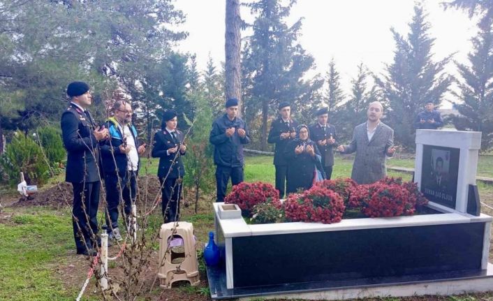 Babaeski’de şehit üsteğmen mezarı başında anıldı