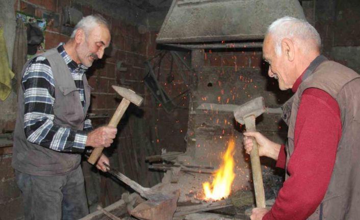 Babalarından kalan ocağı söndürmüyorlar