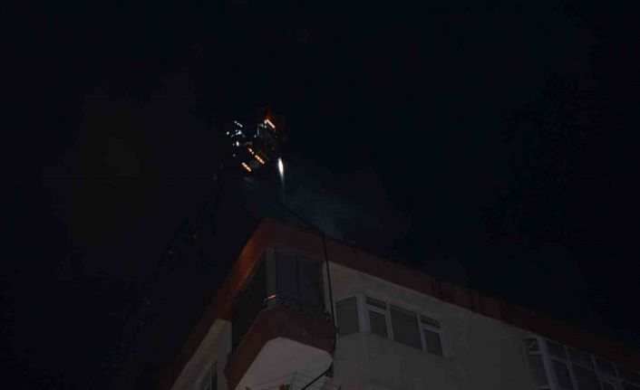 Bafra’da 7 katlı binanın çatısında yangın
