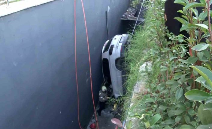 Bahçelievler’de direksiyon hakimiyetini kaybeden sürücü çok sayıda araca çarpıp boşluğa düştü. Sürücüyü kurtarma çalışması devam ediyor.