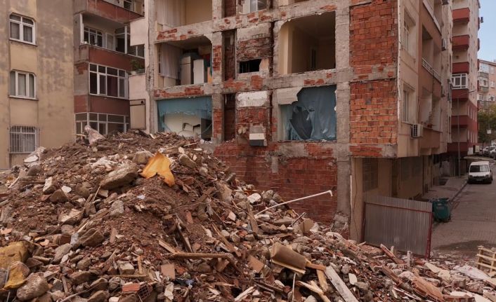 Bahçelievler’de yıkım sonrası yan binanın duvarının olmadığı ortaya çıktı