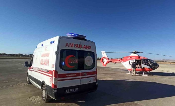 Bahçesaray’da kalp krizi geçiren hasta, helikopter ambulansla Van’a sevk edildi
