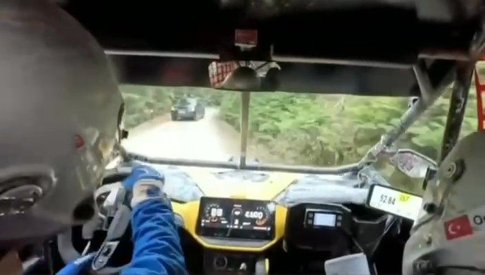 Baja yarışında sivil araç tehlike saçtı: Tecrübeli pilotlar faciayı önledi