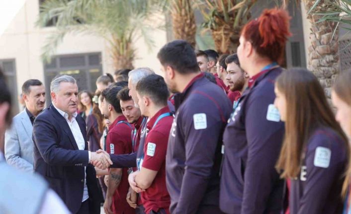 Bakan Bak, Suudi Arabistan’da milli sporcularla bir araya geldi