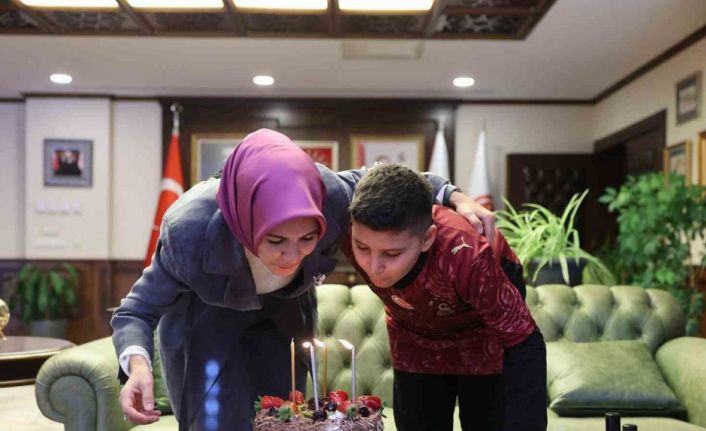 Bakan Göktaş şehidin oğlunun doğum gününü bakanlıkta kutladı