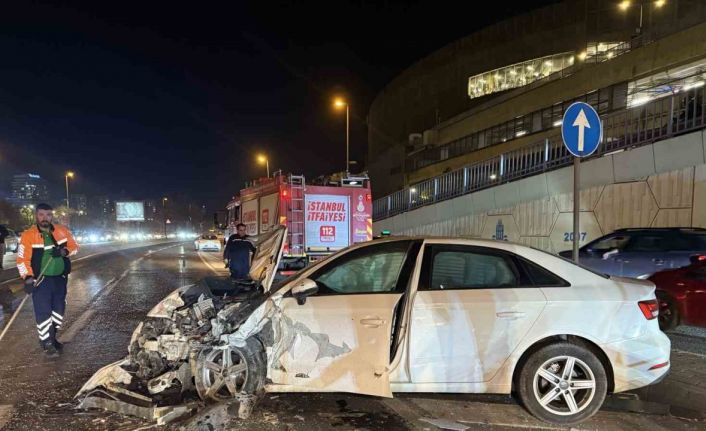 Bakırköy’de kontrolden çıkan otomobil karşı şeritteki araca çarptı