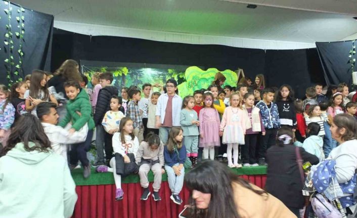 Balıkesir’de amatörlerin oyunu ayakta alkışlandı