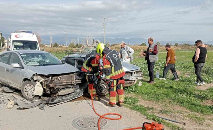 Balıkesir’de iki otomobil kafa kafaya çarpıştı: 3 yaralı