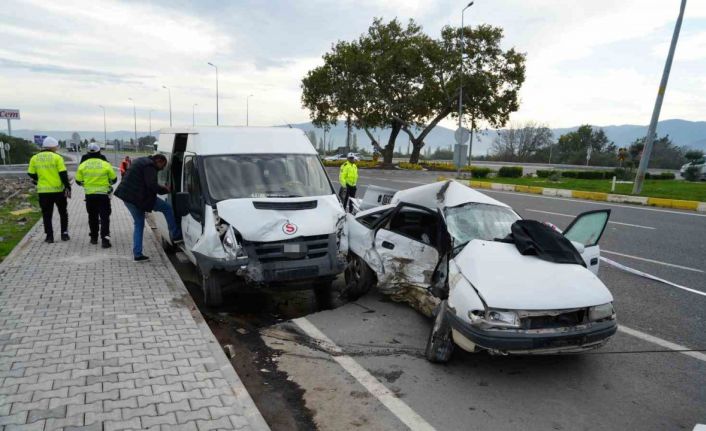 Balıkesir’de işçi servisi ile otomobil çarpıştı: 1 ölü, 4 yaralı