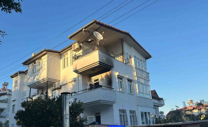 Balkonda söndürülmeden bırakılan mangal yangına sebep oldu