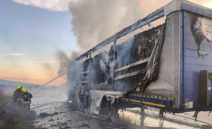Bandırma karayolunda tır dorsesi alev aldı