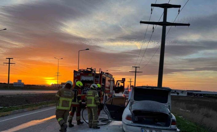 Bandırma’da seyir halindeki araç alev aldı