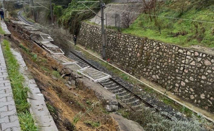 Bandırma’da tren yolu istinat duvarı çöktü