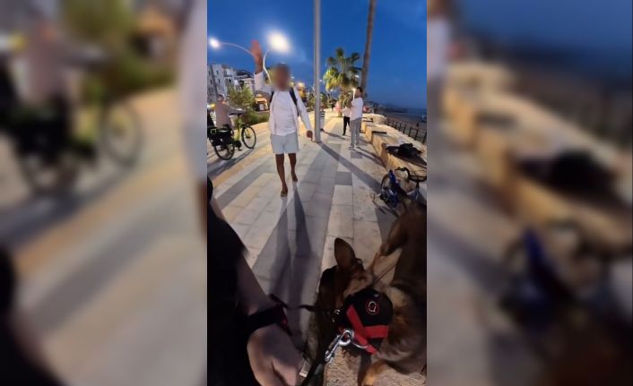 Bankta köpeğiyle oturan yerleşik yabancı kız çocuğu hayatının şokunu yaşadı