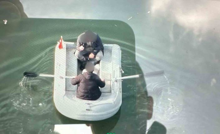 Baraj gölüne 135 metre kaçak ağ sererken jandarmaya yakalandılar