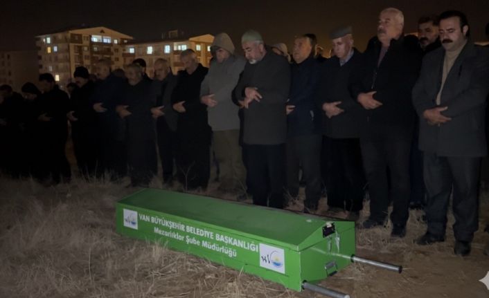 Baraja uçan araçta hayatını kaybeden 22 yaşındaki Cihat gözyaşları arasında toprağa verildi