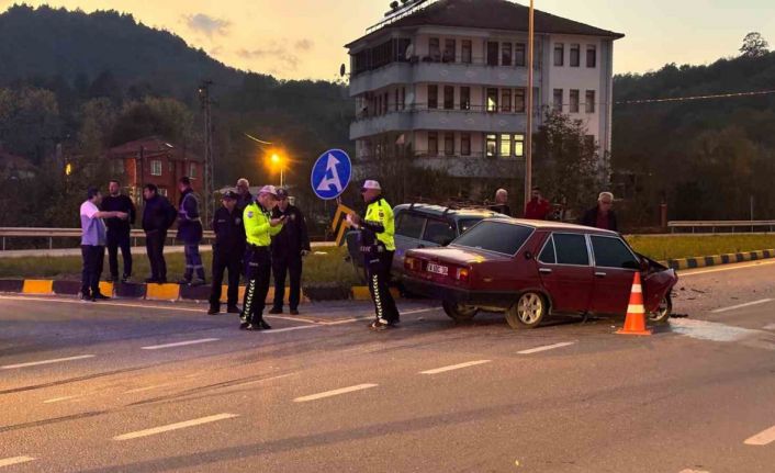 Bartın’da kavşakta iki otomobil çarpıştı: 6 yaralı