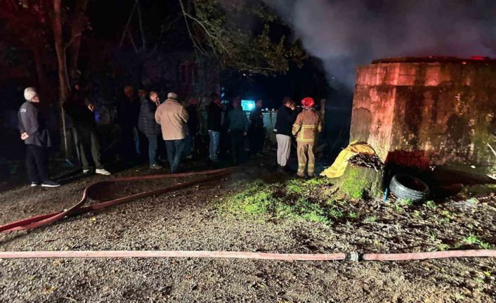 Bartın’da yıldırım düştü: 2 araç yandı