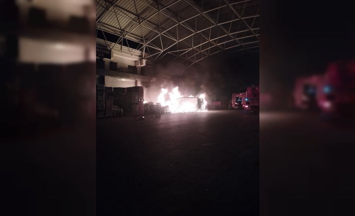 Başakşehir’de dükkanı önündeki paletlerde çıkan minibüse sıçradı