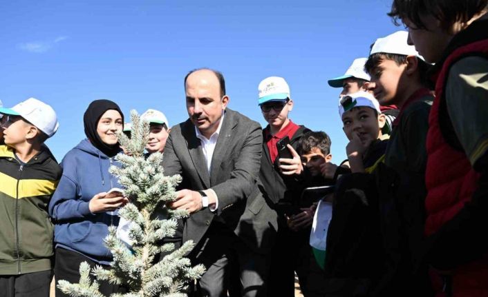 Başkan Altay "Geleceğe Nefes Konya’ya Hayat" programında öğrencilerle fidan dikti