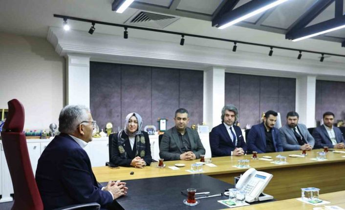 Başkan Büyükkılıç, Kayseri’nin ilk kadın ilçe başkanı Kahraman ve yönetimini ağırladı
