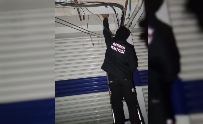 Batman’da kuaför dükkanında mahsur kalan 3 kişiyi itfaiye kurtardı