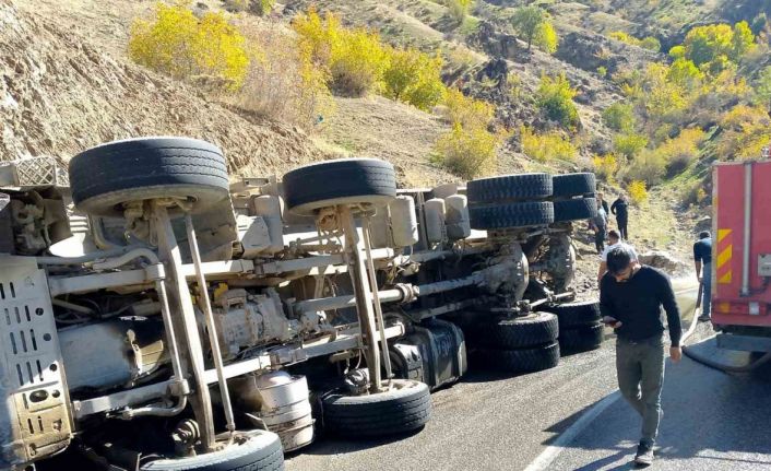 Batman’da virajı alamayan asfalt yüklü kamyon devrildi