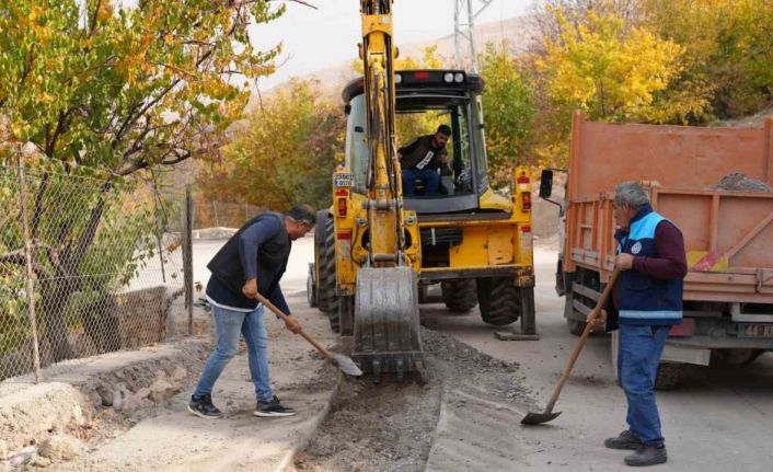 Battalgazi Belediyesi Çamurlu Mahallesi’nde asfalt yama çalışması yaptı