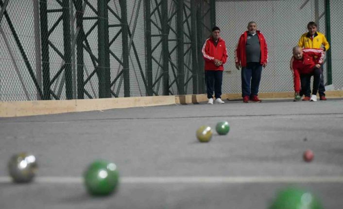 Bayburt’ta düzenlenen bocce maçında huzurevi sakinleri hünerlerini sergiledi