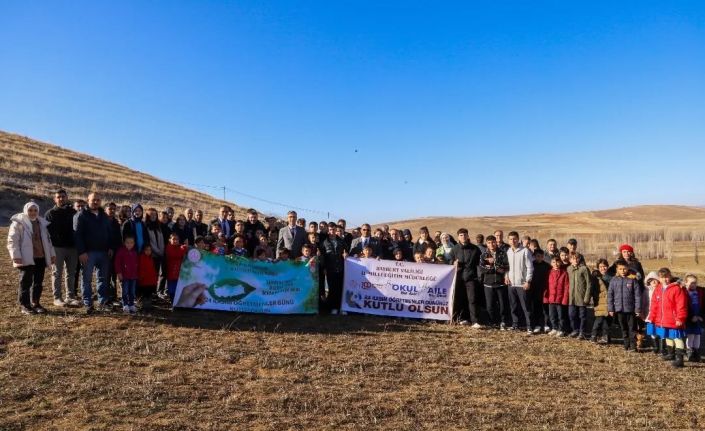 Bayburt’ta öğrenciler ve öğretmenler 300 fidanı toprakla buluşturdu