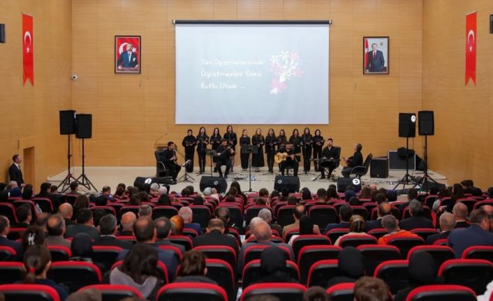 Bayburt’ta Öğretmenler Günü düzenlenen programla kutlandı