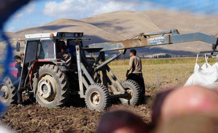 Bayburt’un Çayıryolu köyündeki patates hasadına İranlı işçiler destek veriyor