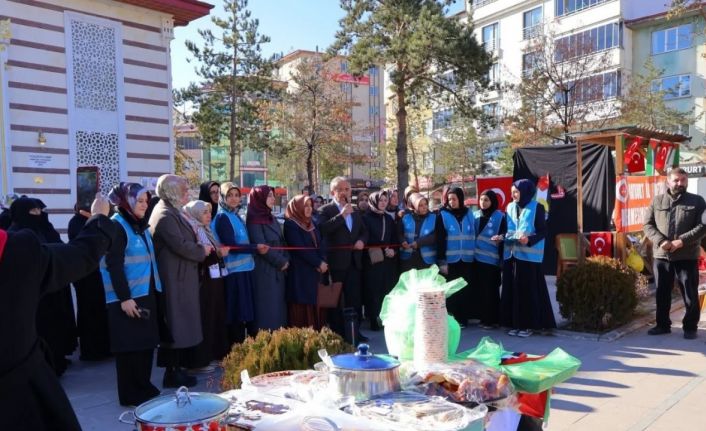 Bayburt’un farklı noktalarında Filistin yararına hayır çarşıları kuruldu