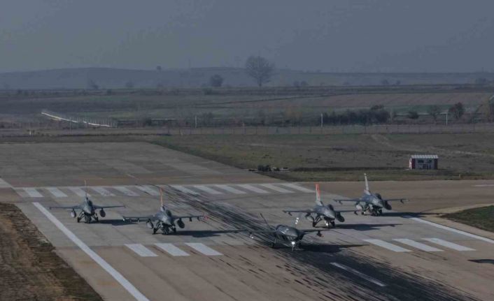 Bayraktar KIZILELMA "hava-hava" füzesiyle hedefi vurdu