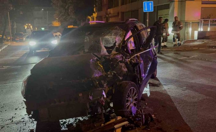 Bayrampaşa’da otobüs ile otomobil kafa kafaya çarptı: 3 yaralı