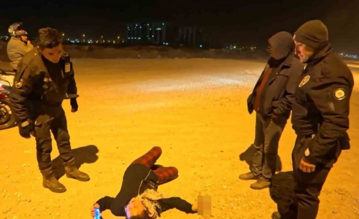 Bekçiler, "Eve bırakalım" dedi, alkollü kadın "Ölümü bulursunuz" cevabını verdi