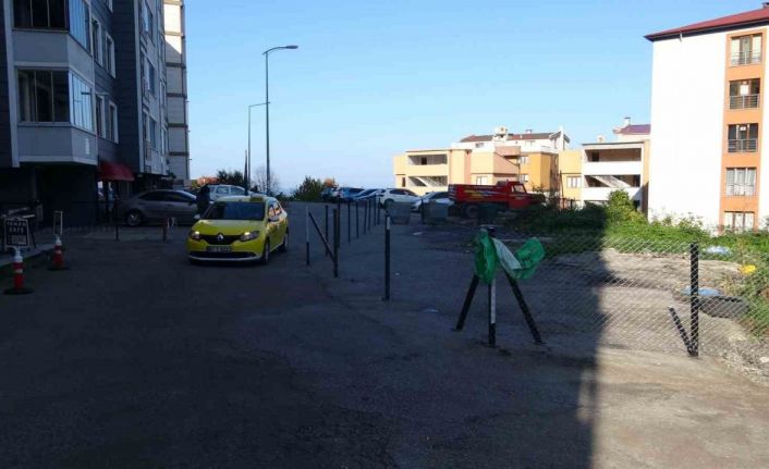 Belediye kamulaştırma bedelini ödemeyince, sahipleri yolu çit çekip kapattı