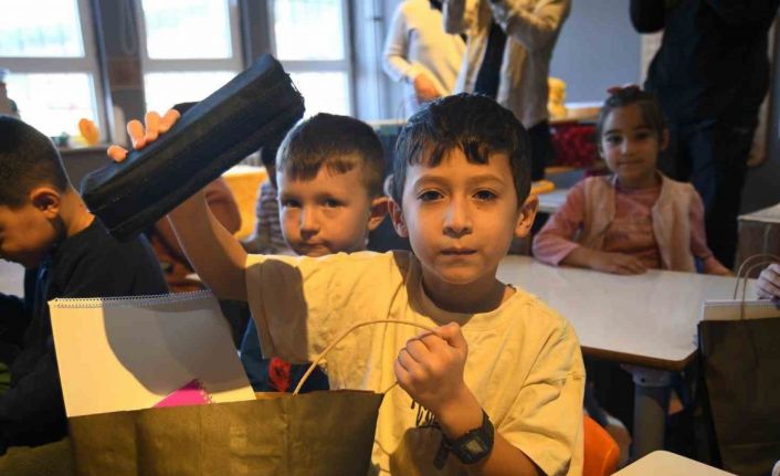 Beşiktaşlılar derneğinden deprem bölgesindeki çocuklara hediye