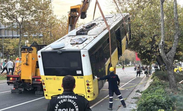 Beşiktaş’ta İETT şoförünün hayatını kaybettiği kazada otobüs olay yerinden kaldırıldı