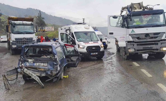Beton mikseri otomobille çarpıştı: 1’i çocuk 5 kişi yaralandı