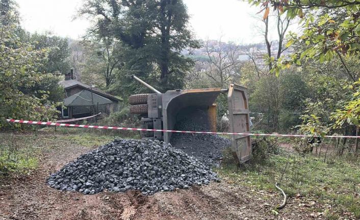 Beykoz’da mıcır yüklü kamyon devrildi: 1 yaralı