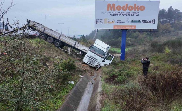 Beykoz’da sağanak yağış kaza getirdi: Tır devrildi, 1 yaralı