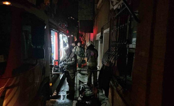 Beyoğlu’nda korkutan yangın: 4 kişi binada mahsur kaldı
