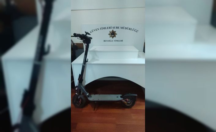 Beyoğlu’nda scooter hırsızlığı kamerada:  2 gözaltı