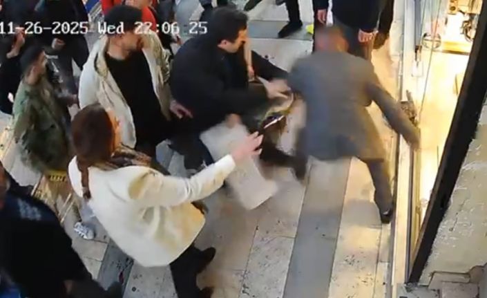 Bıçaklı saldırıya uğrayan kadını, esnaflar meyve kasalarıyla kurtardı